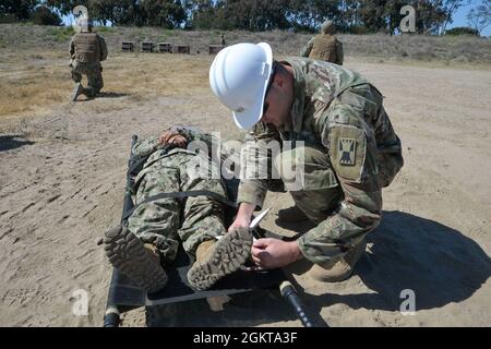 PORT HUENEME (Californie) (26 juin 2021) le capitaine de l’Armée Pete Banos inspecte une carte médicale de patient pendant une évolution de l’entraînement de sauvetage effectué lors de l’exercice de commandement (CPX) 18 du Bataillon de construction mobile navale (NMCB). CPX est une évolution de formation menée par les bataillons de Seabee pour évaluer leur exercice de préparation à la mission afin de préparer les bataillons aux opérations futures. NMCB 18 les Seabees sont les experts en génie expéditionnaire et en construction du service naval en fournissant des forces d'ingénierie et de construction sur mesure, adaptables et prêtes au combat qui se déploient pour soutenir les objectifs de la Marine globale Banque D'Images