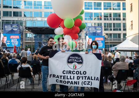 Catanzaro, Italie. 14 septembre 2021. Les supporters du parti Fratelli d'Italia vus sur la Piazza Prefettura. La dirigeante de Fratelli d'Italia (FDI - Frères d'Italie) Giorgia Meloni a assisté à une réunion du Parti à Piazza Prefettura à Catanzaro, où elle a soutenu le candidat du Centre droit, Roberto Occhiuto (Forza Italia, FI), en tant que gouverneur régional lors des prochaines élections régionales. Crédit : SOPA Images Limited/Alamy Live News Banque D'Images