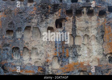 Nécropole pré-Inca avec niches funéraires appelées Ventanillas de Otuzco dans le nord du Pérou Banque D'Images