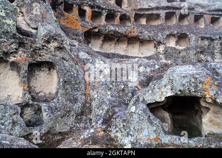 Nécropole pré-Inca avec niches funéraires appelées Ventanillas de Otuzco dans le nord du Pérou Banque D'Images