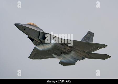 Josh Gunderson, commandant de l'équipe de démonstration F-22 de la U.S. Air Force, effectue une passe à grande vitesse pendant le spectacle aérien de Duluth le 27 juin 2021, Duluth, Minnesota Gunderson est un pilote de combat expérimenté avec plus de 1500 heures de vol dans le F-15C Eagle et le F-22A Raptor. Banque D'Images