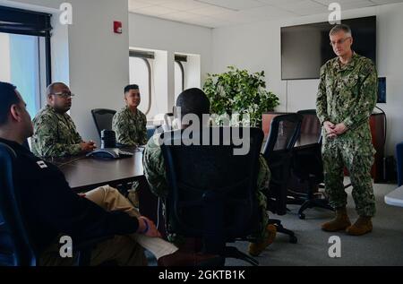 BOSTON (28 juin 2021) ADM. Arrière Tim Weber, des Forces médicales navales du Pacifique, visite le quartier général du Groupe d'acquisition de talents de la Marine en Nouvelle-Angleterre pour une cérémonie d'engagement et de mise en service du personnel, le 28 juin. Au cours de la visite, Weber a demandé à Haley Barravecchia d'être un agent de santé environnementale et a parlé avec des recruteurs médicaux de l'état de préparation future. Banque D'Images