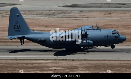 Un appel Compass de la U.S. Air Force EC-130H part de la ligne de vol lors d'un exercice de préparation à un spectacle de force à la base aérienne de Davis-Monthan, Arizona, le 28 juin 2021. Le 55e groupe de combat électronique a exécuté cet exercice en utilisant ses sept appels Compass EC-130H qui ont taxé, pris le pas et exécuté des sorties de combat simulées. Banque D'Images