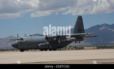 Un taxi de la US Air Force EC-130H Compas Call descendez la ligne de vol lors d'un exercice de préparation de démonstration de force à la base aérienne de Davis-Monthan, Arizona, le 28 juin 2021. Le 55e groupe de combat électronique a exécuté cet exercice en utilisant ses sept appels Compass EC-130H qui ont taxé, pris le pas et exécuté des sorties de combat simulées. Banque D'Images