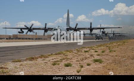 US Air Force EC-130H Compas appelle un taxi sur la ligne de vol lors d'un exercice de préparation à l'épreuve de force à la base aérienne de Davis-Monthan, Arizona, le 28 juin 2021. Le 55e groupe de combat électronique a exécuté cet exercice en utilisant ses sept appels EC-130H qui ont taxé, pris le décollage et effectué des sorties de combat simulées. Banque D'Images