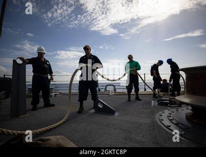 210628-N-RL695-1028 SAINT-DOMINGUE, RÉPUBLIQUE DOMINICAINE - (28 JUIN 2021) -- Les marins affectés au navire de combat littoral de type Freedom-variant USS Sioux City (LCS 11), et aux « Chevaliers de mer » de l'Escadron de combat de la mer (HSC) 22, détachement 3, s'en prennent à des lignes alors que le navire s'embarque dans le port de Saint-Domingue (République dominicaine) pour le ravitaillement et le réapprovisionnement, le 28 juin 2021. Sioux City est déployée dans la zone d’opérations de la 4e flotte des États-Unis pour appuyer la mission de la Force opérationnelle interagences conjointe Sud, qui comprend des missions de lutte contre le trafic illicite de drogues dans les Caraïbes et le Pacifique oriental. Banque D'Images