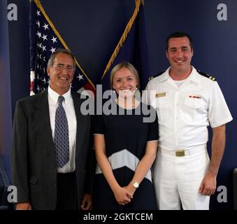 Après avoir été mis en service par le module d'aide au recul. Tim Weber, commandant des Forces médicales navales du Pacifique et directeur du corps des services médicaux de la Marine (SMC), Lt. jg. Haley Barravecchia (à gauche) pose pour une photo avec son père et son mari, le lieutenant Stefan Cohen, aux bureaux de la Marine Talent acquisition Group en Nouvelle-Angleterre à Boston, en juin 28. Barravecchia, qui a obtenu son diplôme d'études supérieures en santé publique de l'Université Harvard, sera un agent de santé environnementale, protégeant les marins et les Marines contre les maladies et autres menaces pour la santé publique. Banque D'Images