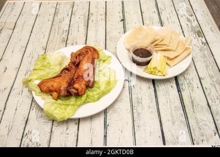 Recette de canard de Pékin servie dans un restaurant chinois avec ses tortillas, ses légumes et ses sauces Banque D'Images