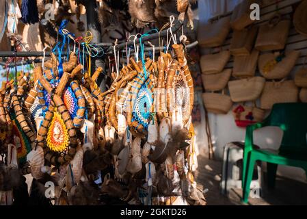 Objets décoratifs suspendus à vendre dans la boutique de souvenirs Banque D'Images