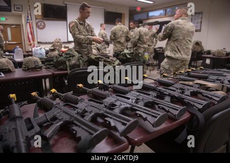 Le matin du 28 juin, les soldats étudiants scouts de Cavalry se réunissent dans la salle de classe RTI pour préparer le premier d'un exercice de deux jours sur le terrain. Le 204e Institut régional d'entraînement de la Garde nationale de l'Armée de l'Idaho a obtenu un diplôme en juin pour une autre classe de leadership avancé scout de Cavalry. Avec ce cours, les instructeurs scouts ont offert un nouvel élément de sensibilisation pédagogique avec l'introduction de l'instruction et de l'information chimique, biologique, radiologique et nucléaire (CBRN). Sur la base des élèves scouts précédents posant des questions concernant l'information CBRN sur l'équipement et la possibilité d'entrer dans le suspecte Banque D'Images