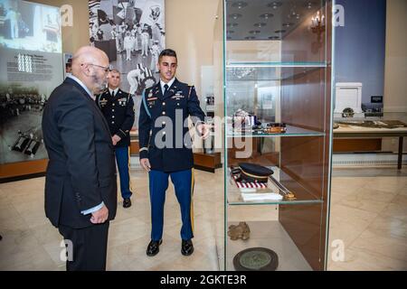 Le 1er lieutenant Andrew Katz, commandant de la garde à la tombe du soldat inconnu, donne un exposé sur l’histoire des senteurs de tombes à l’ambassadeur d’Australie auprès de l’américain Arthur Sinodinos AO, dans la salle d’exposition de l’amphithéâtre commémoratif du cimetière national d’Arlington, à Arlington, en Virginie, le 29 juin, 2021. Banque D'Images