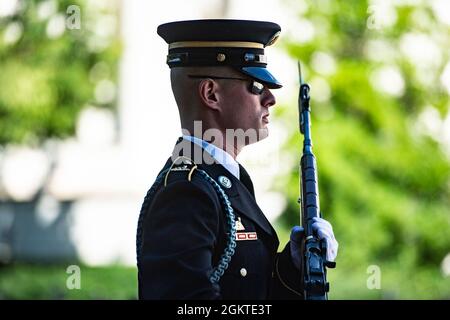 Une sentinelle du 3d U.S. Infantry Regiment (The Old Guard) participe à la relève de la garde à la tombe du soldat inconnu au cimetière national d'Arlington, Arlington, Virginie, le 29 juin 2021. Banque D'Images