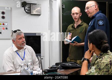 210629-N-FV745-0038 ODESA, Ukraine (29 juin 2021) le personnel militaire ukrainien et américain discute de différents scénarios d'entraînement qui seront utilisés lors de l'exercice Sea Breeze 2021, le 29 juin 2021. L'exercice Sea Breeze est un exercice maritime multinational cohébergé par la Sixième flotte américaine et la marine ukrainienne depuis 1997. Sea Breeze 2021 vise à améliorer l'interopérabilité des pays participants et à renforcer la sécurité maritime et la paix dans la région. Banque D'Images