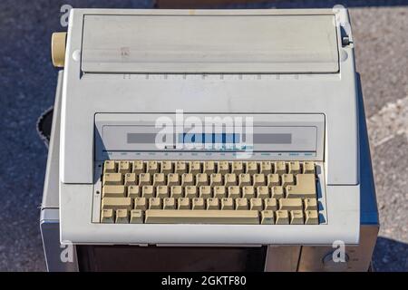 Machine à écrire électronique d'occasion avec équipement de bureau d'affichage Banque D'Images