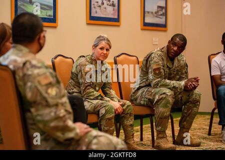 Bang. Le général Caroline Miller, 502e Escadre de la base aérienne et commandant de la base interarmées de San Antonio, ainsi que le Chef de commandement Sgt. Wendell Snider, hôte de leur série « Tough conversation », le 29 juin 2021 à la base commune de San Antonio-Lackland, Texas. Cette série favorise un dialogue ouvert et franc entre les hauts dirigeants de 502d ABW, les membres de service et les civils de tous les rangs et de tous les milieux. Banque D'Images