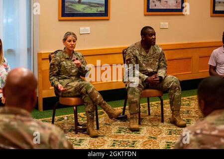 Bang. Le général Caroline Miller, 502e Escadre de la base aérienne et commandant de la base interarmées de San Antonio, ainsi que le Chef de commandement Sgt. Wendell Snider, hôte de leur série « Tough conversation », le 29 juin 2021 à la base commune de San Antonio-Lackland, Texas. Cette série favorise un dialogue ouvert et franc entre les hauts dirigeants de 502d ABW, les membres de service et les civils de tous les rangs et de tous les milieux. Banque D'Images