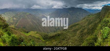 Montagnes près des ruines de Kuelap, Pérou Banque D'Images