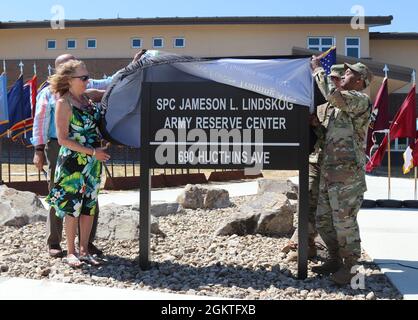 Le SPC. La plaque du Jameson L. Lindskog U.S. Army Reserve Centre est dévoilée de gauche à droite par M. Curtis Lindskog, son père; Mme JO Lindskog, sa belle-mère; Brig. Le général Joseph Marsiglia, commandant général, Commandement de l'état de préparation médicale et de l'instruction de la Réserve de l'Armée de terre et le général Jonathan Woodson, commandant général, Commandement médical de la Réserve de l'Armée de terre lors de la cérémonie de commémoration du bâtiment, le 29 juin 2021, dans la zone d'entraînement de la Réserve de Parcs à Dublin, en Californie, Lindskog, un résident de Pleasanton, en Californie, A été tué en action le 29 mars 2011, alors qu'il servait de médaillé de combat avec le 2e Bataillon, 3 Banque D'Images