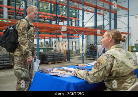 Des aviateurs du 43ème groupe des opérations de mobilité aérienne, Pope Army Airfield, en Caroline du Nord, effectuent un exercice de mobilité impliquant des membres à tous les niveaux simulant des actions de déploiement stratégiques, tactiques et opérationnelles. L'exercice du 29 juin 2021 est essentiel pour s'assurer que la U.S. Air Force peut projeter la puissance aérienne n'importe quand, n'importe où. Banque D'Images