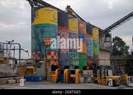 Géants sur Granville Island Silos sur béton océanique à Vancouver au Canada Banque D'Images