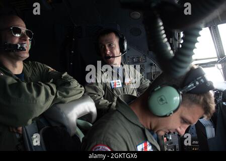 Le point de vue dans un C-130 de la station aérienne de la Garde côtière de Clearwater, alors que l'équipage effectue une mission d'entraînement, le long du golfe du Mexique, le 29 juin 2021. Au cours de la mission, l'équipage a effectué des opérations d'entraînement en vol et a laissé des fournitures d'urgence simulées à une cible située à 12 milles à l'ouest d'Anclote Key, en Floride. (. Banque D'Images