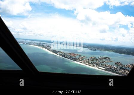 Le point de vue d'un C-130 de la station aérienne de la Garde côtière de Clearwater, alors que l'équipage effectue une mission d'entraînement au large de la côte de Floride dans le golfe du Mexique, le 29 juin 2021. Au cours de la mission, l'équipage a effectué des opérations d'entraînement en vol et a laissé des fournitures d'urgence simulées à une cible située à 12 milles à l'ouest d'Anclote Key. (. Banque D'Images