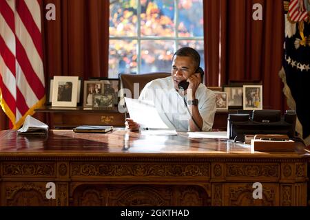 24 novembre 2011'Je photographie beaucoup d'appels téléphoniques présidentiels du Bureau ovale. Mais rarement la lumière comme celle-ci, est rétro-éclairée et se reflète dans un document d'information. Le jour de Thanksgiving, le président a téléphoneà 10 militaires américains -- deux de l'Armée de terre, de l'Armée de l'Air, de la Garde côtière, du corps des Marines et de la Marine -- pour les remercier de leur service en Irak et en Afghanistan et leur souhaiter une heureuse action de grâce. (Photo officielle de la Maison Blanche par Pete Souza) cette photo officielle de la Maison Blanche est disponible uniquement pour publication par les organismes de presse et/ou pour usage personnel Banque D'Images