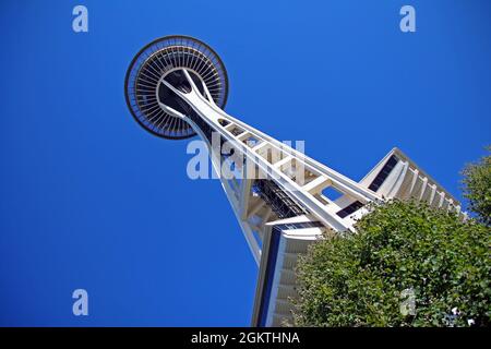 La gigantesque Space Needle vue d'en bas à Seattle Banque D'Images