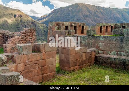 Les ruines de l'ancienne Inca près du village de Pisac, Vallée Sacrée des Incas, Pérou Banque D'Images