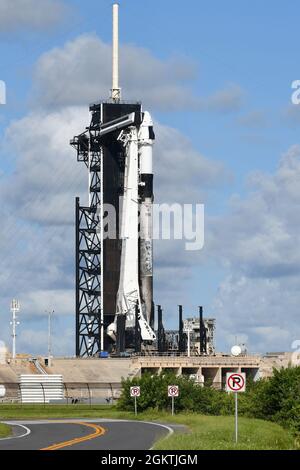 Kennedy Space Center, Floride. 15 septembre 2021. Un vaisseau spatial SpaceX Crew Dragon se trouve au-dessus de la fusée Falcon 9, alors qu'il est prêt à lancer la mission Inspiration4 à 8 h 02 du complexe 39A au Kennedy Space Center, en Floride, le mercredi 15 septembre 2021. Inspiration4 est la première mission de l'histoire à accueillir quatre civils pour un voyage de trois jours dans l'espace. Inspiration4 a été créé par Jared Isaacman pour recueillir de l'argent pour l'Hôpital de recherche pour enfants de St Jude. Photo de Joe Marino/UPI crédit: UPI/Alay Live News Banque D'Images