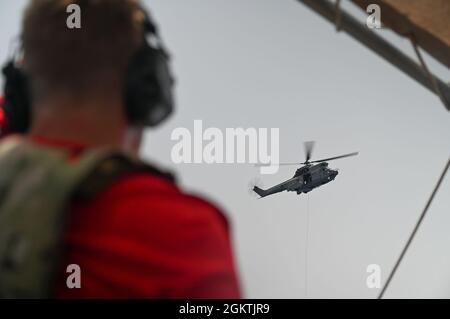 Un hélicoptère sa 330 Puma affecté à l’escadron de transport de la Force aérienne française et 88 répond à une situation d’urgence médicale simulée lors d’une formation conjointe de sauvetage en eau dans le golfe de Tajourra le 30 juin 2021. Le sa 330 Puma peut être utilisé pour les palans et peut accueillir jusqu'à six patients atteints de litière avec quatre personnes supplémentaires. Banque D'Images