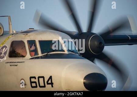 210630-N-DW158-1200 MER D'ARABIE (le 30 juin 2021) - un pilote d'avion de reconnaissance E-2D Hawkeye, affecté aux "Tiger Tails" de l'escadron d'alerte précoce aéroporté (VAW) 125, donne un pouce au personnel du pont de vol après l'atterrissage sur le pont de vol du porte-avions USS Ronald Reagan (CVN 76) Pendant les opérations de vol dans la mer d'Arabie, juin 30. Le groupe de grève des transporteurs Ronald Reagan est déployé dans la zone d'opérations de la 5e flotte des États-Unis à l'appui des opérations navales et fournit une puissance aérienne pour protéger les forces américaines et de la coalition lorsqu'elles effectuent des opérations de retrait depuis l'Afghanistan. Banque D'Images