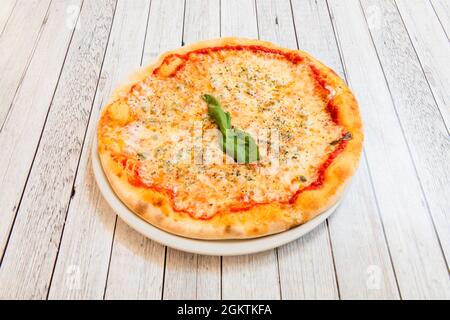 Pizza à margarita délicieuse et légère avec fromage mozzarella et tomate, idéale pour le dîner, un en-cas ou le petit déjeuner Banque D'Images