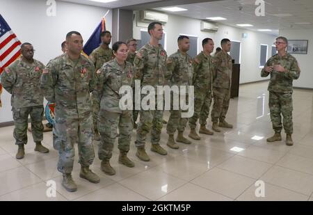 PÉNINSULE DU SINAÏ, Égypte - le colonel Scott Sentell, commandant de brigade de la Force opérationnelle du Sinaï, reçoit un prix pour le major Love Hartman, agent de transport actuellement affecté au siège social et à la Compagnie du siège social de la Force opérationnelle du Sinaï, Pour ses efforts durant son service auprès de la Force multinationale et les observateurs lors d'une cérémonie de fin de tournée qui s'est tenue au camp du Sud, dans le Sinaï Sud, en Égypte, le 30 juin 2021. Banque D'Images