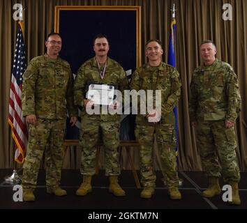 Un technicien Le sergent SELECT du 319e Escadron de soutien aux opérations pose pour une photo lors d’une cérémonie de remise en liberté le 30 juin 2021 à la base aérienne de Grand Forks, N.D. 319 l'OSS utilise plusieurs actifs d'exploitation des terrains d'aviation pour maintenir un champ d'aviation et un espace aérien sûrs au-dessus de l'AFB de Grand Forks. Banque D'Images