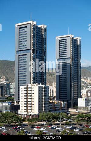 Santa Cruz le Tenerife, Espagne - 27 décembre 2019, le Las Torres de Santa Cruz - le plus haut bâtiment et complexe résidentiel composé de la twin to Banque D'Images