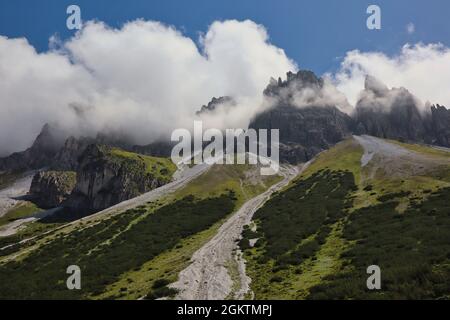 Kalkkoegel autrichien avec nuages dans le Tyrol. Belle vue de Rock sur une colline verte pendant l'été en Autriche. Banque D'Images