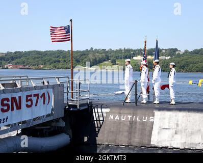 Une garde de couleurs se tient à côté de la parade des couleurs du sommet de l'ancien USS Nautilus (SSN-571) pour lancer le Naval Submarine Medical Research Laboratory Banque D'Images