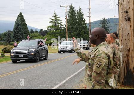 Les résidents de Sedro-Woolley conduisent leurs véhicules devant la banque alimentaire des mains aidantes lors d'un défilé d'appréciation pour les membres du service de la Garde nationale de Washington à Sedro-Woolley, Washington, le 30 juin 2021. Le défilé a marqué la conclusion du soutien de la Garde nationale de Washington à aider les mains après 16 mois d'efforts de secours pour atténuer les insécurités alimentaires causées par les effets de la COVID-19 dans le comté de Skagit. Banque D'Images