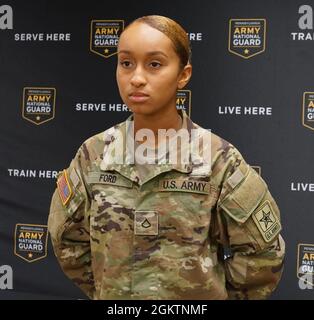 PFC. Tianna Ford, Charlie Company, 1er Bataillon, 111e Régiment d'infanterie, 56e Brigade Stryker, Pose pour une photo après avoir obtenu son diplôme de formation de base au combat et de formation d'une unité de poste le 30 juin 2021. Ford est le premier soldat de la Garde nationale de Pennsylvanie à s'enrôler et à obtenir son diplôme de BCT/OSUT en tant que soldat d'infanterie Banque D'Images