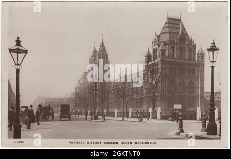 Une vue imprenable sur la façade du Musée d'Histoire naturelle de South Kensington, à l'ouest. Il a été conçu par Alfred Waterhouse et ouvert au public en 1881. Vue de Cromwell Road, Londres, avec un tournant dans Exhibition Road sur la droite. Une carte postale « Real photo » de v.1910. « le bâtiment est un exemple remarquable d'architecture romane victorienne » - Encyclopedia Britannica Banque D'Images