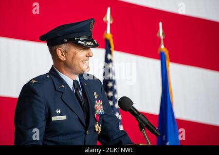 Matthew Leard, commandant sortant de la 97e Escadre de la mobilité aérienne des États-Unis, s'adresse aux 97e aviateurs de la Force aérienne des États-Unis (AMW) pour la dernière fois, le 1er juillet 2021, à la base aérienne d'Altus (AAFB), en Oklahoma. Les réalisations de Leard comprennent la direction de la 97e AMW par le biais de la pandémie du coronavirus, l'amélioration de la qualité de vie des aviateurs stationnés à l'AAFB, et le commandement de plus de 8 milliards de dollars de ressources et de plus de 4,800 aviateurs dans les seules unités de formation formelle C-17 Globemaster III, KC-46 Pegasus et KC-135 Stratotanker de la United States Air Force. Banque D'Images