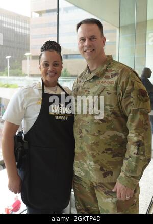 Le colonel Deane Thomey, le 111e commandant de l'escadre d'attaque, pose avec Danielle Outlaw, commissaire du département de police de Philadelphie, lors de la journée annuelle Wawa Hoagie le 1er juillet 2021 à Philadelphie. Banque D'Images
