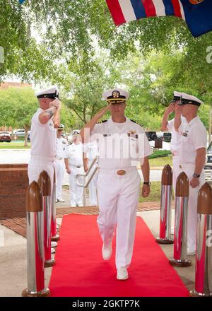 KINGS BAY, Géorgie (1er juillet 2021) le capitaine Jesse Zimbauer, commandant entrant, USS Georgia (SSGN 729) (Or), salue les cobays lors de la cérémonie de changement de commandement tenue au pavillon commémoratif de la Seconde Guerre mondiale à bord de la base sous-marine navale de Kings Bay, Géorgie. Banque D'Images