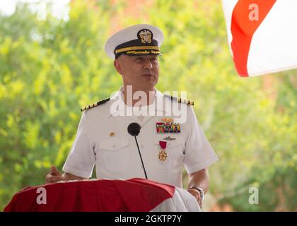 KINGS BAY, Géorgie (1er juillet 2021) le capitaine Robert Peters, commandant sortant, USS Georgia (SSGN 729) (Or), parle à des invités distingués, à la famille et à l'équipage lors de la cérémonie de changement de commandement tenue au pavillon commémoratif de la Seconde Guerre mondiale à bord de la base sous-marine de Kings Bay, Géorgie. Banque D'Images