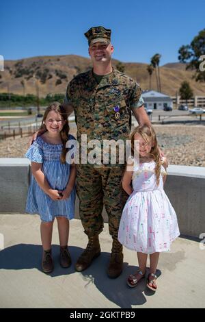 Petit officier de 2e classe Joseph Hardebeck, un corpman avec batterie A., 1er Bataillon, 11th Marines, 1re Division Marine, se tient avec ses filles au camp de base du corps des Marines Pendleton, Californie, 1er juillet 2021. Hardebeck a reçu la Médaille du cœur violet pour ses blessures subies à l'appui de l'opération Enduring Freedom. Banque D'Images