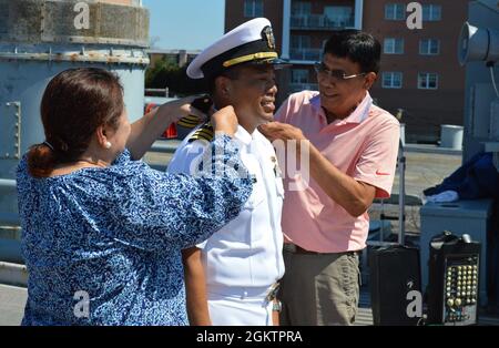 Le lieutenant-commandant Emmanuel 'anny' Sayoc, affecté au chantier naval de Norfolk, est promu au rang de commandant lors d'une cérémonie à bord du cuirassé Wisconsin, lors d'une cérémonie devant les membres de son commandement et de sa famille. La cérémonie a été organisée par le musée naval de Hampton Roads. Banque D'Images