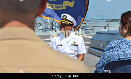 Le lieutenant-commandant Emmanuel 'anny' Sayoc, affecté au chantier naval de Norfolk, est promu au rang de commandant lors d'une cérémonie à bord du cuirassé Wisconsin, lors d'une cérémonie devant les membres de son commandement et de sa famille. La cérémonie a été organisée par le musée naval de Hampton Roads. Banque D'Images