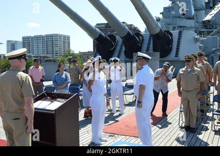 Le lieutenant-commandant Emmanuel 'anny' Sayoc, affecté au chantier naval de Norfolk, est promu commandant lors d'une cérémonie devant sa famille et les membres de son commandement. La cérémonie a été organisée par le musée naval de Hampton Roads à bord du cuirassé de classe Iowa, USS Wisconsin (BB 64). Le musée organise des cérémonies militaires pour les commandes de la région sans frais. Pour vous renseigner, communiquez avec le coordonnateur des cérémonies militaires à Thomas.Dandes@navy.mil ou composez le (757) 322-3106. Banque D'Images