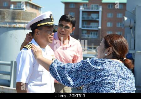 Le lieutenant-commandant Emmanuel 'anny' Sayoc, affecté au chantier naval de Norfolk, est promu au rang de commandant lors d'une cérémonie à bord du cuirassé Wisconsin, lors d'une cérémonie devant les membres de son commandement et de sa famille. La cérémonie a été organisée par le musée naval de Hampton Roads. Banque D'Images